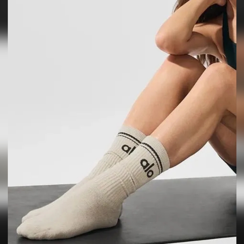 Alo Yoga Throwback Unisex socks  Oatmeal Heather/Charcoal Green Medium $34